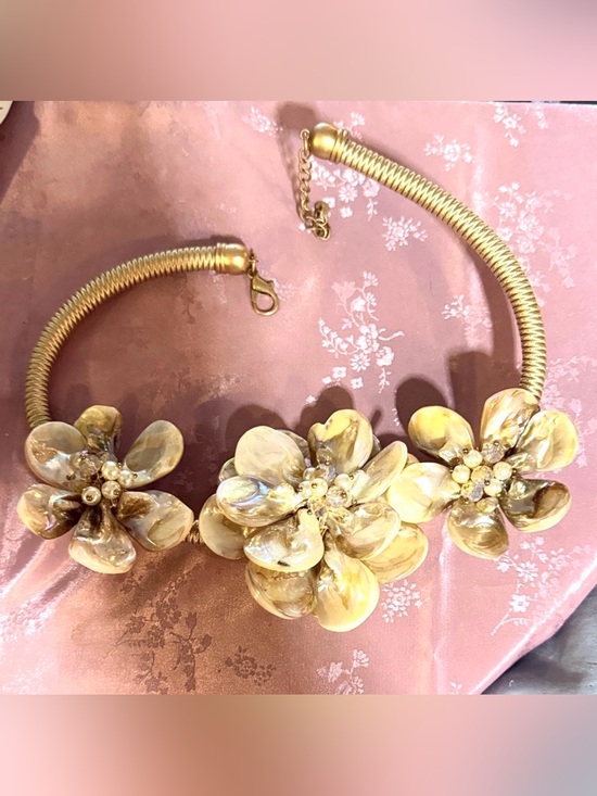 Jewelry - Elegant Gold Floral mother-of-pearl Necklace